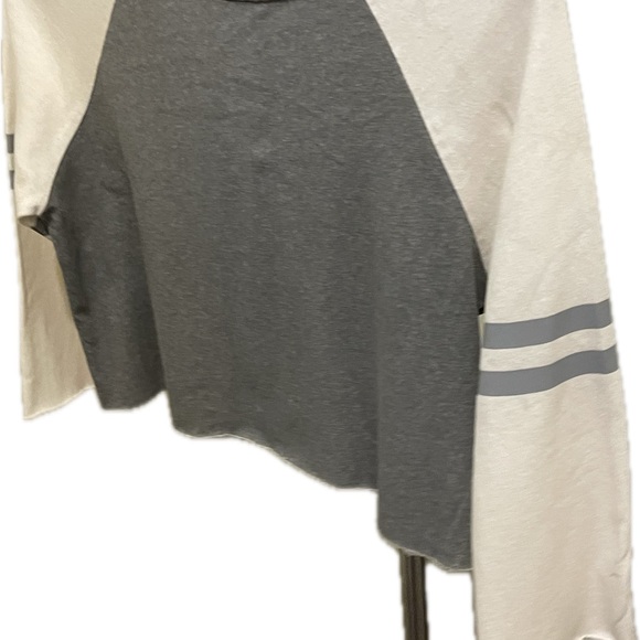 POL Women's Long Sleeve Gray and Cream Shirt Size Small Lint Mark on the Back - Picture 7 of 14